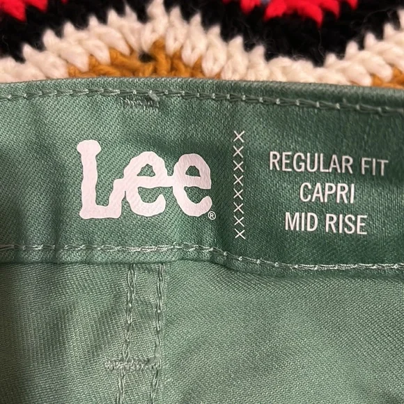NWT Lee Lady’s Regular Fit Capri Mid-rise. Palm green. Lady’s size 6 M. - Picture 6 of 6